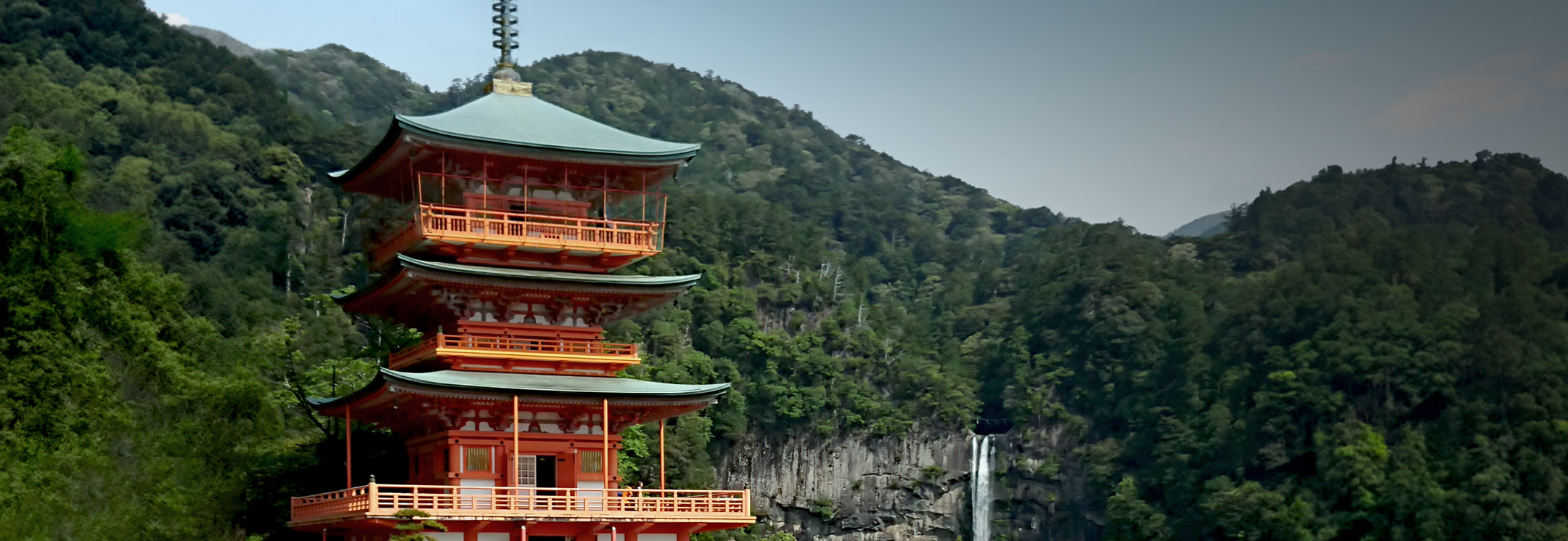 那智山青岸渡寺三重塔と那智の滝